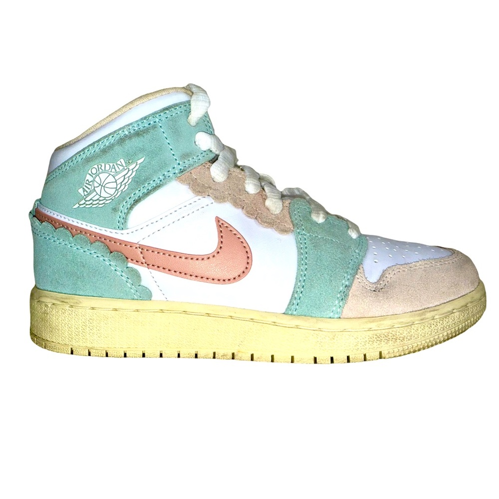 AIR JORDAN RETRO 1 MID SE “PINK OXFORD” KIDS SNEAKERS
